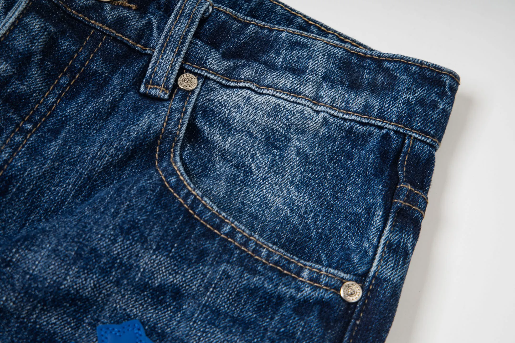 P260 Chrome Hearts Miami Limited Pants Blue Leather Cross Couple Jeans are a hot trend this season and are sought after by countless celebrities and fashionistas. The neat details of the cutting process add color to the playful fashion! The neat and meticulous design, and the well-fitting structure is unique. The upper body not only has outstanding recognition, but also looks younger and younger. A style with the ultimate wearing meaning and performance, gorgeous color matching, and the craftsmanship of this style is also extremely extraordinary. After the finished product is washed, it is disassembled and hand-made with sheepskin cross leather and then spliced ​​together to complete. The whole piece has too many craftsmanship to describe. It is decorated with patchwork cross flowers and high-waisted washed jeans! ! Absolutely high-end luxury product, a god-level single product, a super popular product, made by top heavy industry, a magic weapon that cannot be missed to hit the streets. Style number: 1832 Size: 28 30 32 34 36 Color: blue